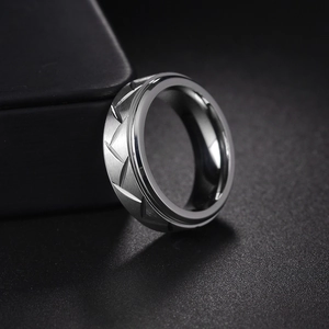 Bague pour homme 8mm en acier titane brossé avec des motifs géométriques gravés