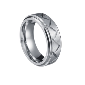 Bague pour homme 8mm en acier titane argenté avec finition brossée mate et motif chevrons