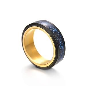 Détail de la bague dragon 8mm avec finition noire mate et anneau interne doré poli