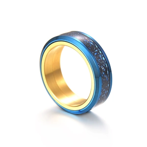 Détail d'une bague de 8mm avec motif de dragon bleu et or et bande interne polie