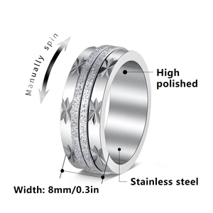 Anello spinner in acciaio inox 8mm con fascia satinata e stelle incise per ridurre lo stress