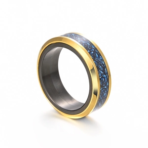 Détail d'une bague dragon 8mm avec insert carbone bleu et bords biseautés dorés