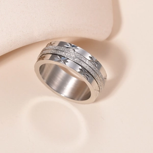Dettaglio macro di anello rotante in acciaio da 8mm con finitura sabbiata e stelle