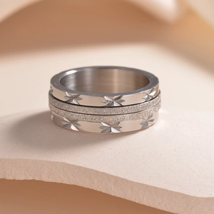 Anello rotante minimalista 8mm in acciaio al titanio con incisione a stelle e sabbiatura