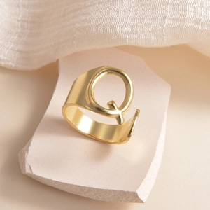 Bague ajustable dorée de style punk avec un design minimaliste brillant de la lettre Q