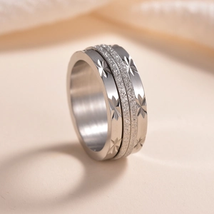 Anello rotante in acciaio inossidabile 8mm con finitura sabbiata e motivi a stelle