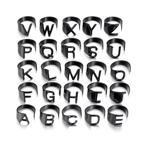 Lot de 25 bagues réglables en métal noir style punk avec lettres initiales