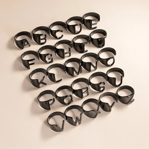 Ensemble de bagues ouvertes minimalistes en acier noir avec lettres de A à Z