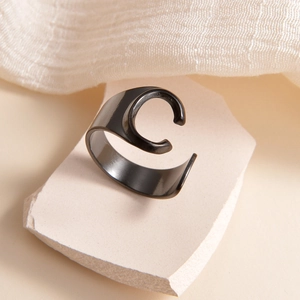 Bague ouverte noire réglable style punk avec un design audacieux de lettre majuscule C