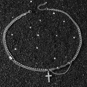 Collier double couche en acier inoxydable pour homme avec pendentif croix sur fond noir