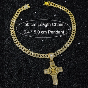 Dettaglio della collana hip hop con ciondolo a croce ghiacciata e specifiche del segno dollaro