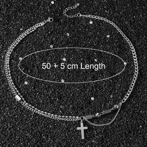 Collier double épaisseur en acier inoxydable avec pendentif croix sur fond noir