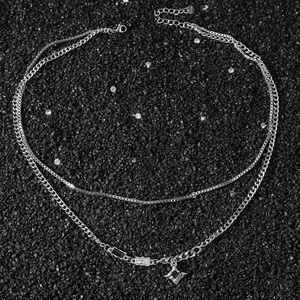 Collier double couche en argent avec pendentif étoile et pierre carrée noire