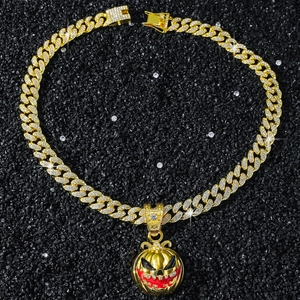 Nahaufnahme der goldenen Iced-Out Panzerkette mit Halloween Kürbis-Schädel-Anhänger