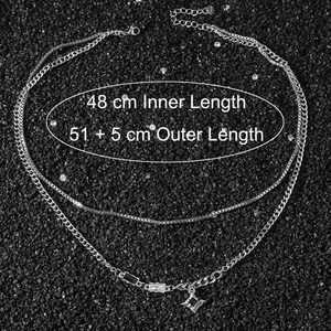 Collier double couche argenté avec pendentifs rectangulaires noirs et étoile sur fond noir
