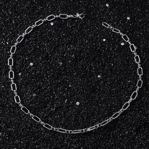Collana da uomo hip hop con catena a maglie ovali in acciaio inox su sfondo di pietra scura