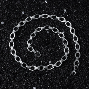 Collier en acier inoxydable argenté avec maillons méandres et segments hexagonaux