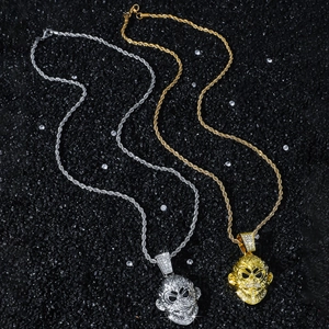 Colliers avec pendentif singe en or et argent sertis de strass brillants