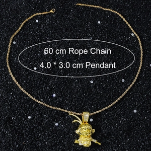 Détail du pendentif roi singe hip hop avec cristaux sur une chaîne de 60cm en or torsadé