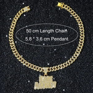 Detail der 50cm goldenen Cuban-Kette und Money-Anhänger mit funkelnden Strasssteinen