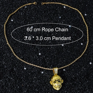 Détail du pendentif tête de singe hip hop avec zircons et chaîne corde dorée