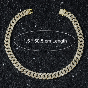 Nahaufnahme der 15 mm goldfarbenen Hip-Hop-Kette mit glitzernden Strasssteinen und Kastenverschluss