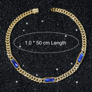 Detailansicht einer 10mm Goldkette mit blauen Glassteinen und diamantartigem Besatz