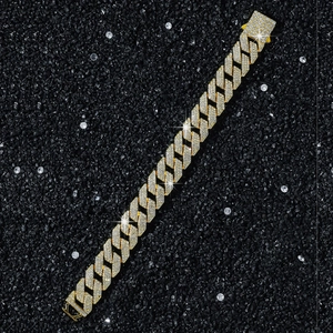 Détail du bracelet gourmette en or 15mm avec trois rangées de diamants sertis pavé