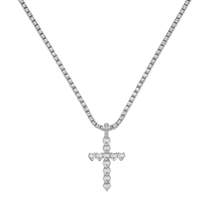 Gros plan d'une chaîne tennis argentée avec pendentif croix en cœur pour hommes