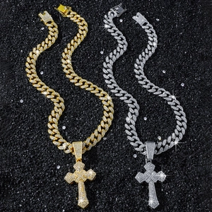 Collier pendentif croix hip hop avec zircons cubiques sur une chaîne à maillons cubains