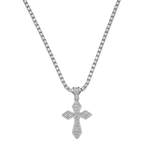 Détail d'une chaîne tennis hip-hop avec pendentif croix et zircons scintillants