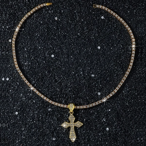 Détail d'une chaîne tennis plaquée or avec un pendentif croix serti pour homme