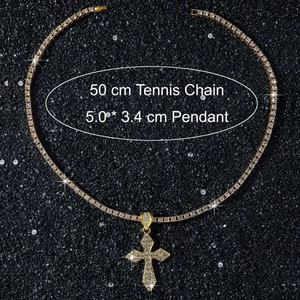 Vue détaillée du pendentif croix hip-hop avec chaîne tennis de 50cm sur fond de sable