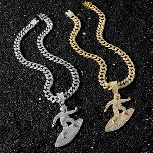 Iced-out hip-hop skateboard pendant necklace with sparkling stones in gold and silver finish
