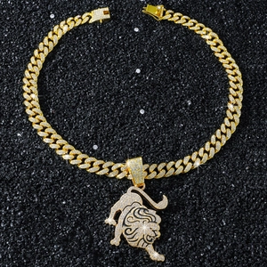 Detailansicht des Löwenanhängers mit Diamanten an einer goldenen Panzerkette im Hip-Hop-Stil