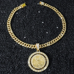 Vue détaillée d'une chaîne cubaine hip hop avec pendentif rotatif pièce de 50 Pesos