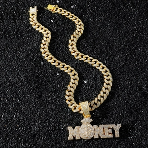 Pendentif MONEY hip hop doré et chaîne cubaine glacée sur fond noir de haute qualité