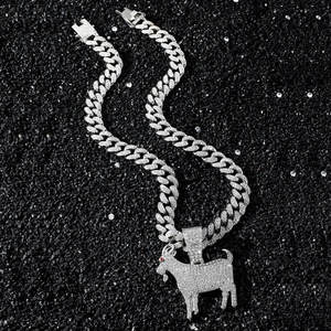 Chaîne cubaine hip hop argentée avec pendentif chèvre serti de diamants sur sable noir