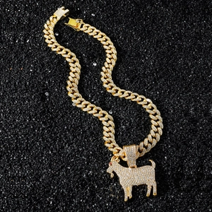 Collier hip-hop doré avec pendentif chèvre serti de strass et yeux en pierres rouges brillantes