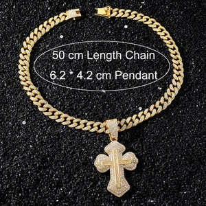 Dettaglio del ciondolo a croce dorata 6,2x4,2cm con catena a maglia cubana da 50cm