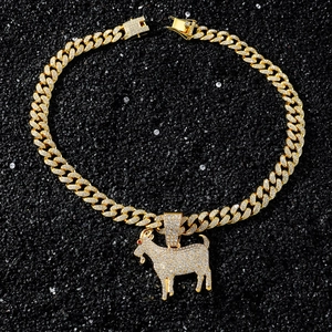 Détail du pendentif chèvre hip-hop serti de cristaux et de sa chaîne cubaine dorée