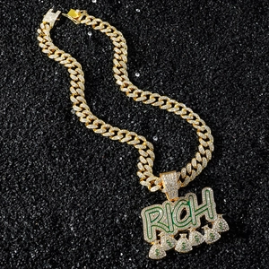 Hip Hop Kette mit RICH Geldsack Anhänger und Goldkette im modischen Streetwear Design
