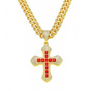 Collier chaîne cubaine dorée avec grand pendentif croix serti de pierres rouges
