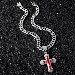 Collier chaîne cubaine glacée avec grand pendentif double croix rouge pour hommes