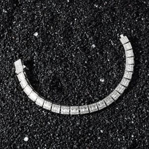 Bracelet tennis glacé en argent avec oxydes de zirconium sur fond de pierre noire