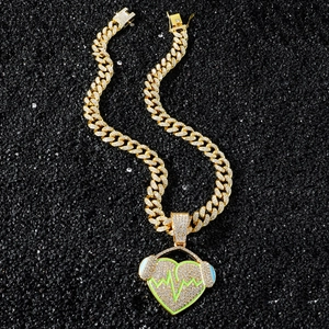 Pendentif cœur hip hop avec motif d'onde verte et zircons cubiques sur chaîne