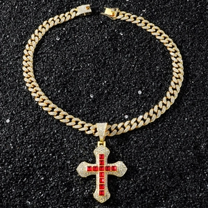 Détail du collier chaîne cubaine dorée hip hop avec pendentif croix en pierre rouge