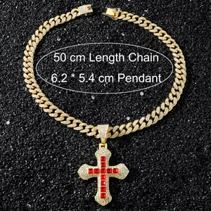 Détail du collier croix hip-hop doré avec cristaux glacés et pierres rouges carrées