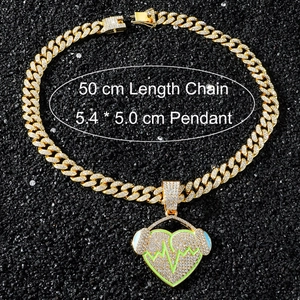 Pendentif casque cœur hip hop avec ligne de pouls verte et chaîne cubaine de 50cm
