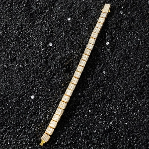 Dettaglio del bracciale hip hop dorato con diamanti a taglio quadrato e rettangolare incastonati
